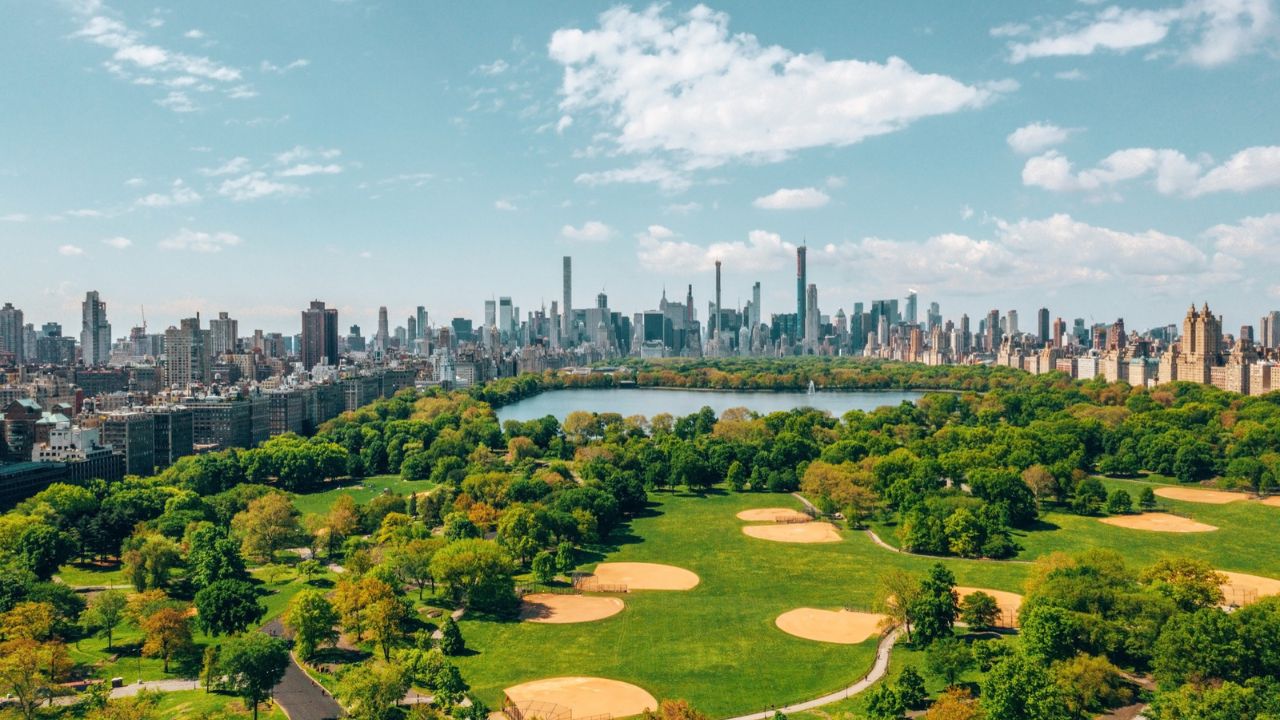 What are Year-round Things to do in Bryant Park for all ages?