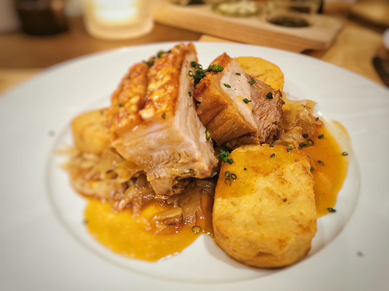 Roast pork with potatoes and onion gravy